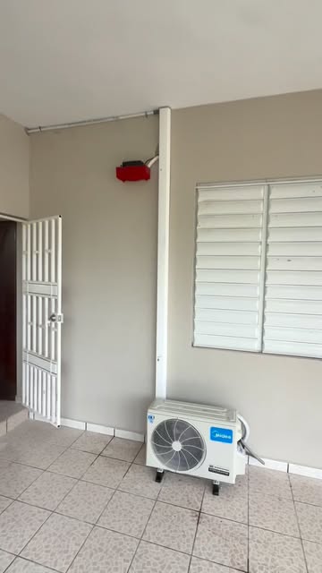 Consola de pared recién instalada